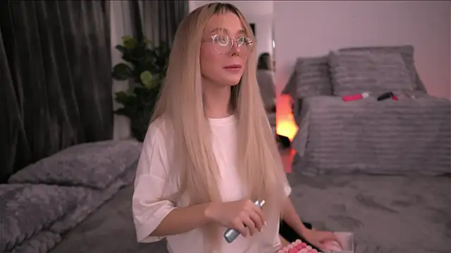 KylieJoyce online show from November 8, 9:53 pm