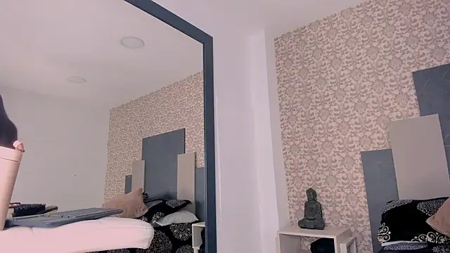 Isa Little Star online show from October 10, 2:00 pm