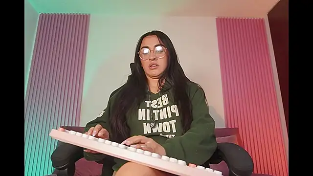 leila petitee  online show from February 22, 11:33 am