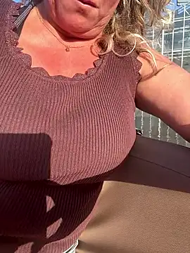 JenniLowen online show from May 26, 5:45 pm