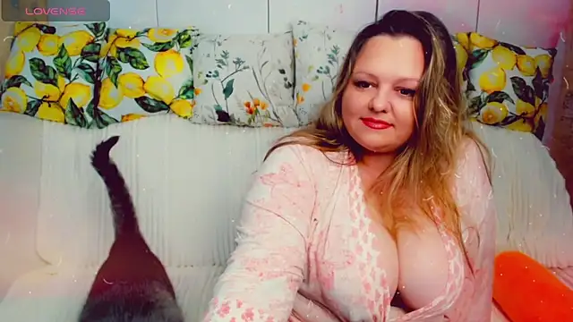 KlaraHoll online show from May 24, 11:20 am