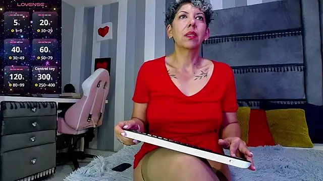Julianewell online show from May 21, 12:36 pm
