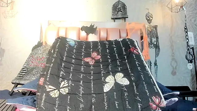 KOURTNEY-- online show from October 19, 4:25 am