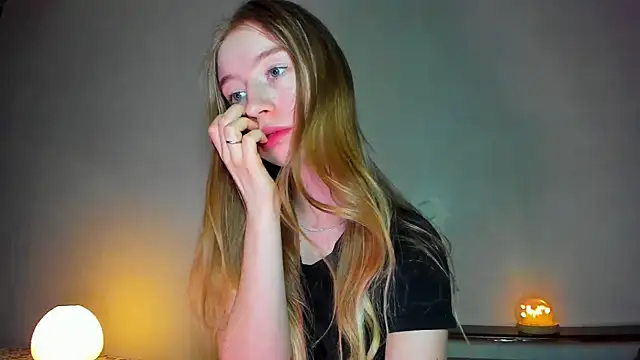 minidivaa  online show from April 8, 8:00 pm