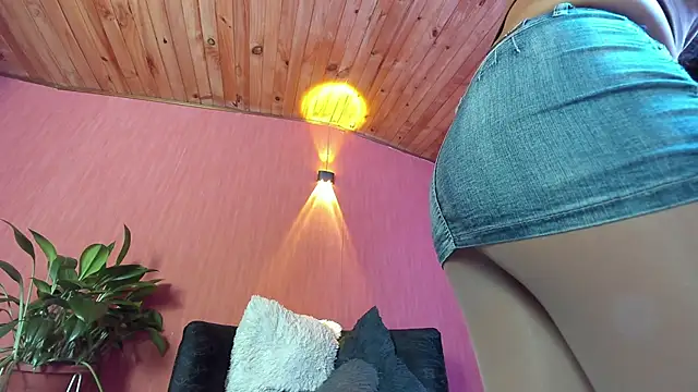 EmiGomez  online show from April 2, 2:47 pm