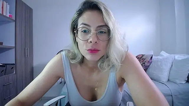 candydowson1 online show from May 8, 8:43 pm