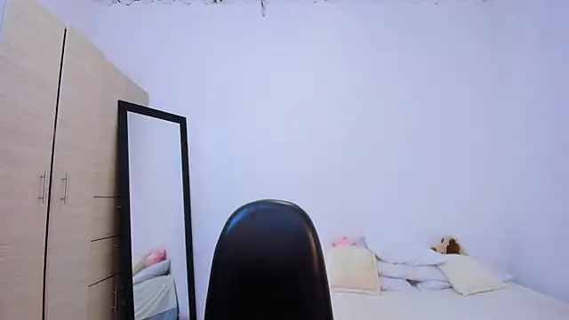 Elle Lee  online show from November 28, 4:32 pm