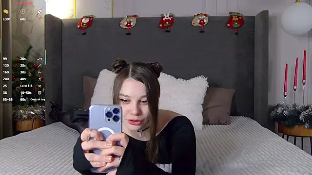 ReginaRobinson online show from December 17, 5:55 am