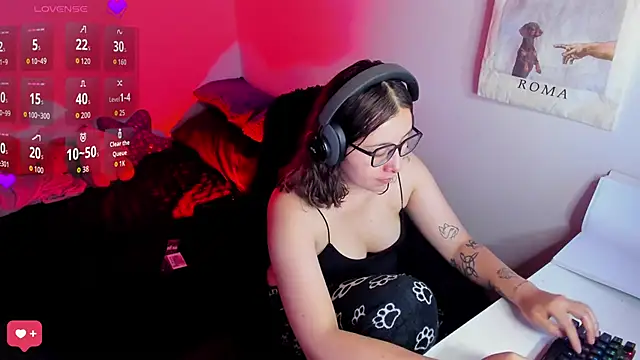bonnie moon  online show from May 10, 8:33 pm
