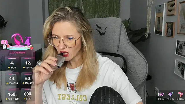 LadyIzabel online show from March 6, 2:45 pm