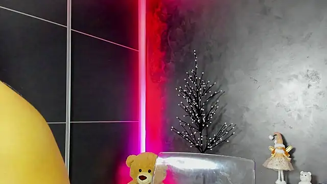 glossy blondegirl online show from December 4, 8:31 pm