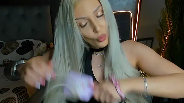 glossy blondegirl online show from December 19, 8:34 pm