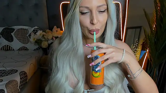 glossy blondegirl online show from December 17, 7:18 pm