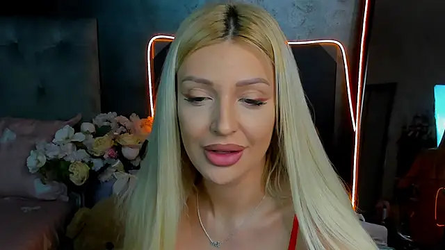 glossy blondegirl online show from October 9, 1:37 pm