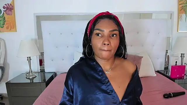 Isla Scott online show from May 4, 11:36 am
