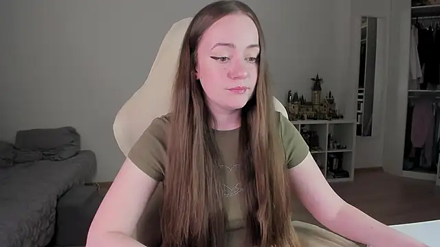 WalkingGirl online show from April 7, 6:10 pm