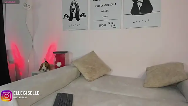 ElleGisellee online show from March 22, 5:46 am