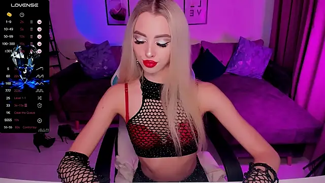 Snapshot of Emilia_Klar chatting on October 13, 3:04 pm Emilia Klar online show from October 13, 3:04 pm