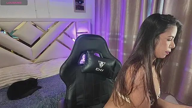 carolineamber  online show from May 25, 10:31 pm
