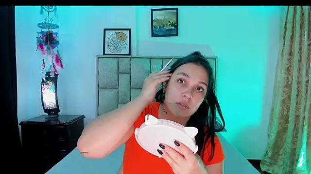 brianaGuzman online show from May 19, 6:37 pm