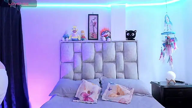 brianaGuzman online show from November 12, 6:17 pm