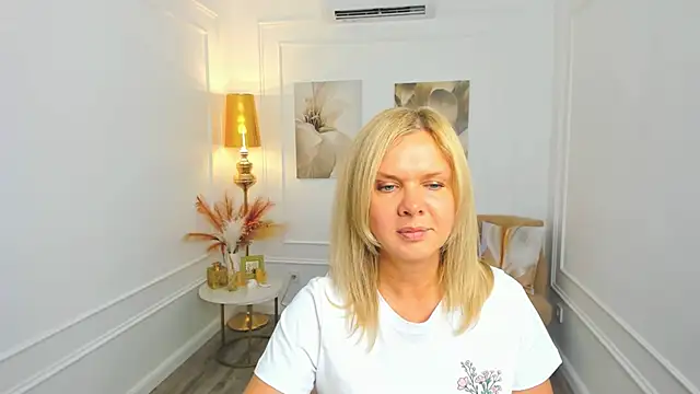 AgathaKlouin online show from May 21, 7:34 pm