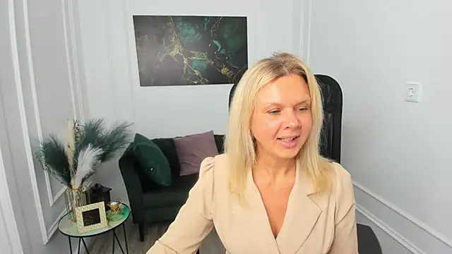 AgathaKlouin online show from April 9, 7:30 pm