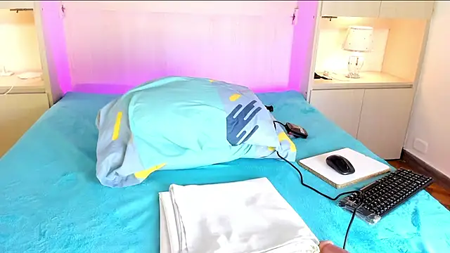 EmilyyStuart online show from February 4, 8:12 pm