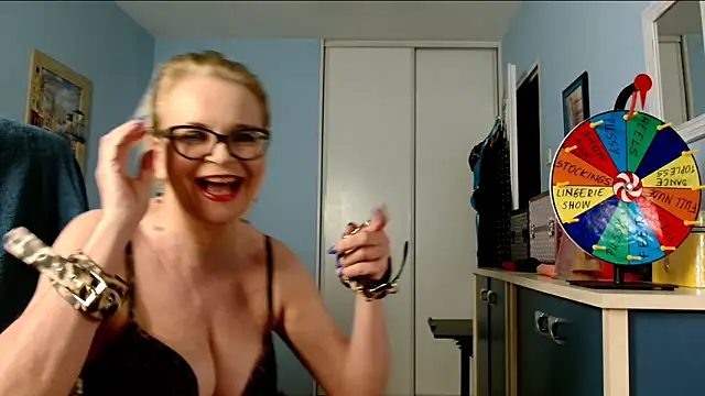 Snapshot of sexyjennyeu chatting on September 13, 8:06 pm sexyjennyeu online show from September 13, 8:06 pm