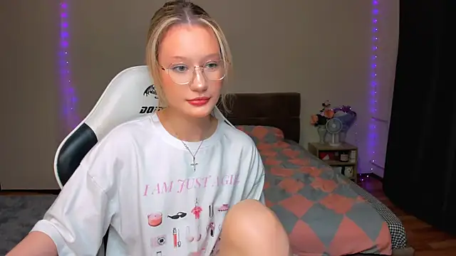 Snapshot of DearLia chatting on October 11, 10:23 pm DearLia online show from October 11, 10:23 pm