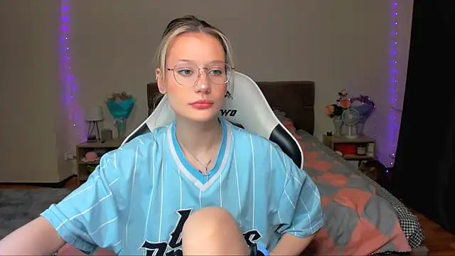 Snapshot of DearLia chatting on October 18, 9:49 pm DearLia online show from October 18, 9:49 pm