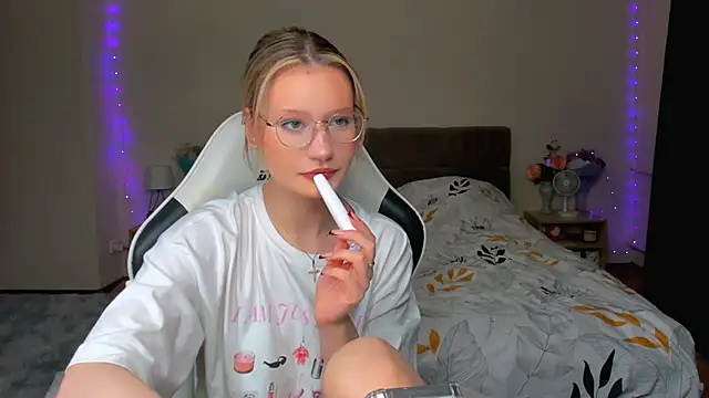 Snapshot of DearLia chatting on September 23, 8:18 pm DearLia online show from September 23, 8:18 pm