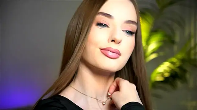 petitegonwiild online show from October 14, 9:50 pm