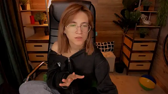 Moon13152 online show from October 11, 8:44 pm