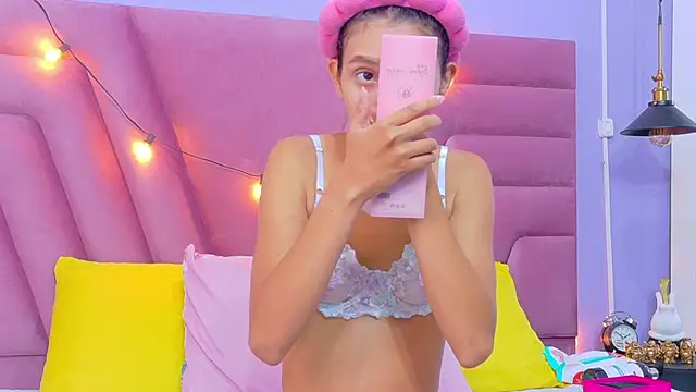 Beautifulskinny18 online show from November 28, 8:45 pm