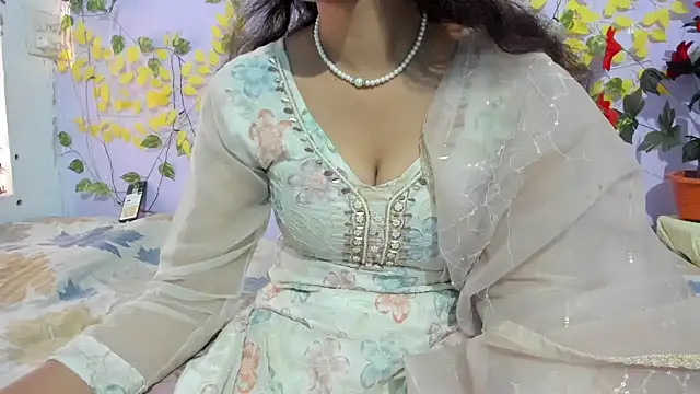 aarjulove online show from May 11, 11:34 am
