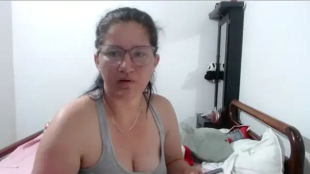 Snapshot of Angelinna_Milf chatting on September 20, 12:32 am Angelinna Milf online show from September 20, 12:32 am