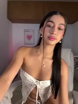 maddy bronw  online show from March 25, 10:45 pm