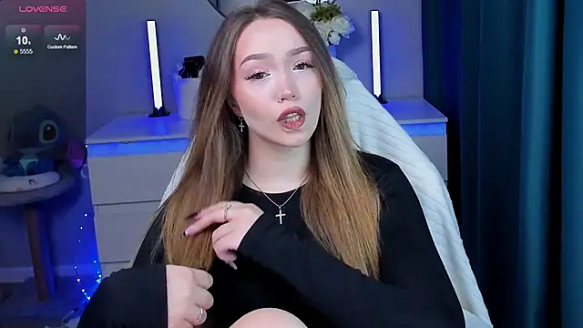 Evia r0se online show from October 18, 1:36 pm