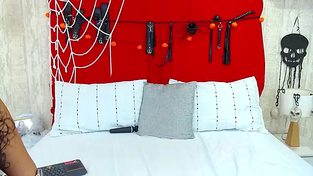 KarllaWalker online show from October 28, 1:06 pm