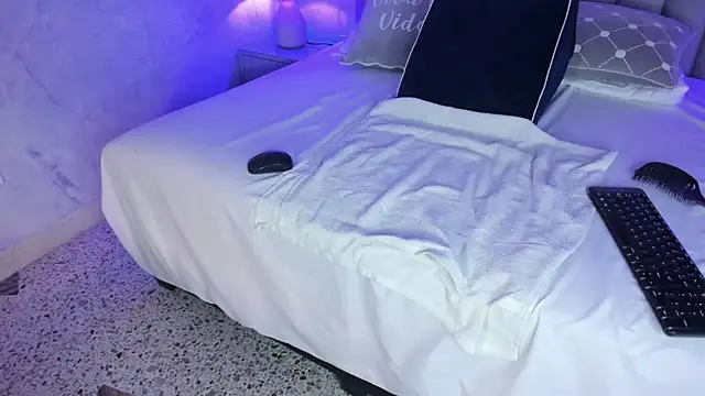 MelaniieRoux online show from December 3, 5:48 pm