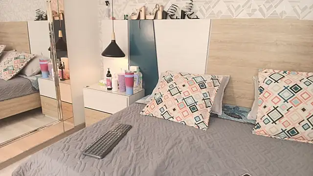 Megansttein  online show from December 16, 8:47 pm