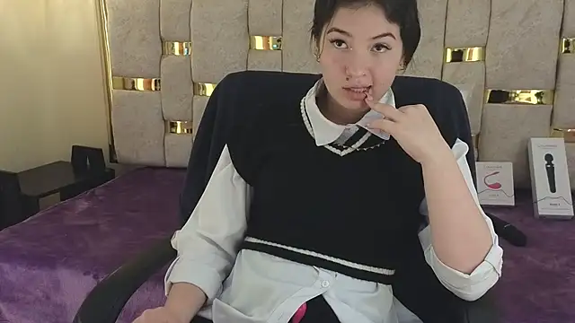 lilimini032 online show from February 4, 9:18 pm