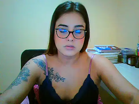 maliamiller online show from February 19, 1:49 am