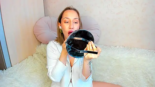 Snapshot of MelodyOfLovee chatting on September 14, 4:43 am MelodyOfLovee online show from September 14, 4:43 am