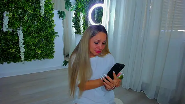Snapshot of VivienCarter chatting on September 13, 2:58 pm VivienCarter online show from September 13, 2:58 pm