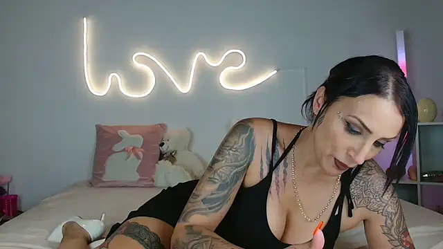 JuliaVegaOff online show from May 25, 8:52 pm