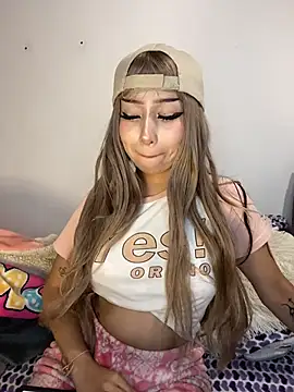 lunaapppp online show from February 14, 3:41 am