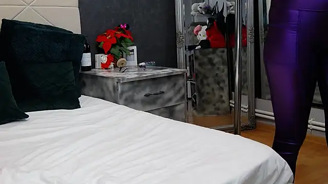 IssaSmith online show from May 14, 7:36 am
