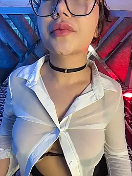 LylaLee111 online show from May 25, 5:45 pm